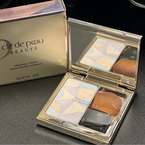 Clè de peau ***NIB*** luminizing face enhancer no. 11 - Picture 4 of 6